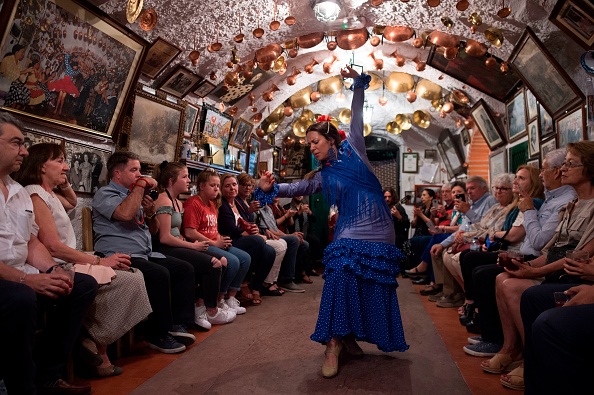 -Une danseuse de flamenco gitane exécute une danse « Zambra » dans le quartier de Sacromonte à Grenade le 30 mai 2019. Photo JORGE GUERRERO / AFP via Getty Images.