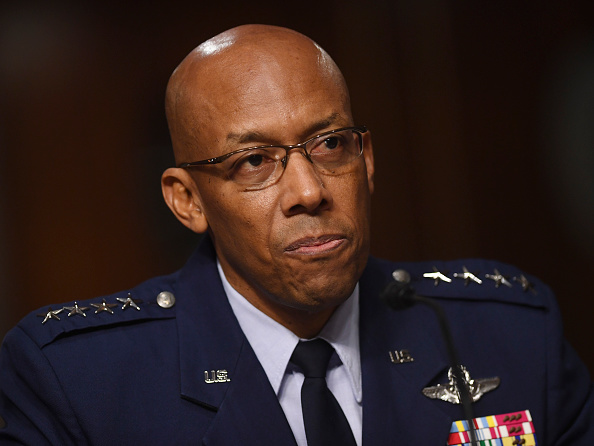 Le général Brown devient ainsi le premier Noir américain à occuper le poste de chef d'état-major d'une des six branches de l'armée américaine. (Kevin Dietsch-Pool/Getty Images)