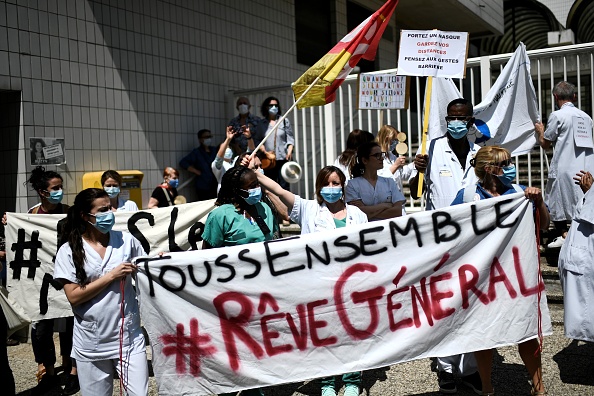 Manifestation des professionnels soignants devant l'hôpital Robert Debre, à Paris, le 21 mai 2020. (Photo : STEPHANE DE SAKUTIN/AFP via Getty Images)