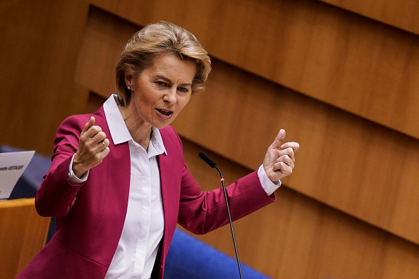 La présidente de la Commission européenne, Ursula von der Leyen, s'exprime lors d'une session plénière du Parlement européen à Bruxelles le 27 mai 2020, au milieu de la crise liée à la pandémie Covid-19.  (Photo : KENZO TRIBOUILLARD/AFP via Getty Images)