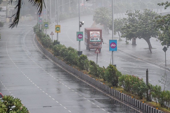 Fortes pluies à Mumbai le 3 juin 2020, alors que le cyclone Nisarga se dirige vers la côte ouest de l'Inde.(Photo : PUNIT PARANJPE/AFP via Getty Images)
