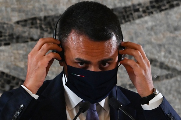 Le ministre italien des Affaires étrangères Luigi Di Maio ajuste son masque lors d'une conférence de presse à la suite de leur réunion du 3 juin 2020 au ministère des Affaires étrangères de Farnesina à Rome.  (Photo : ANDREAS SOLARO/AFP via Getty Images)
