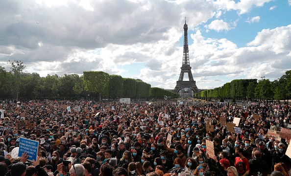 Le 2 juin, un rassemblement interdit à Paris a attiré plus de 20 000 personnes en soutien à la famille d'Adama Traore. (Photo :  GEOFFROY VAN DER HASSELT/AFP via Getty Images)