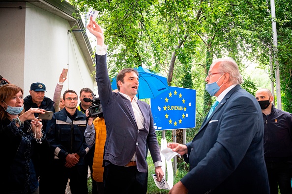 -Le maire slovène de Nova Gorica Klemen Miklavic et le maire italien de Gorizia Rodolfo Ziberna heureux d’avoir coupé un ruban symbolique pour inaugurer la réouverture de la frontière entre la Slovénie et l'Italie à Nova Gorica, Slovénie le 15 juin 2020. Photo par Jure Makovec / AFP via Getty Images.