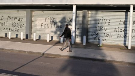 Dijon: les dealers se filment avec des kalachnikov, des fusils à pompe, des pistolets, des haches, etc. en pleine rue