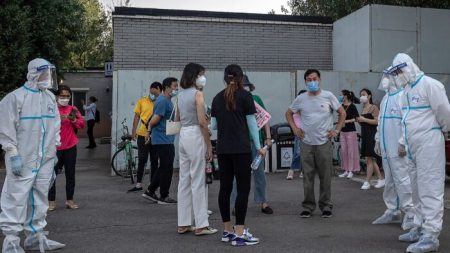 Du personnel médical de la Chine est envoyé à Pékin alors que les quartiers et les restaurants sont durement touchés par le virus