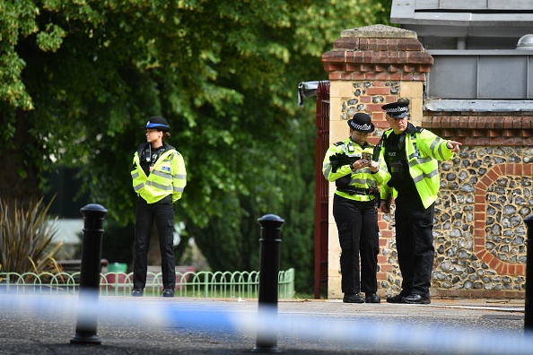 -Le 20 juin 2020, des policiers ont organisé un cordon de police près du parc Forbury Gardens à Reading, à l'ouest de Londres. Photo de BEN STANSALL / AFP via Getty Images.