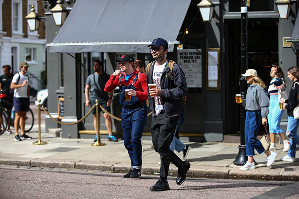 -Les clients achètent des bières à emporter du pub Prince of Wales à Primrose Hill le 28 juin 2020 à Londres, en Angleterre. Photo de Hollie Adams / Getty Images.