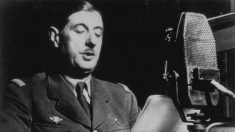 De Gaulle, acclamé le 14 juin 1944 en Normandie mais indésirable pour les alliés