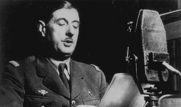 De Gaulle, acclamé le 14 juin 1944 en Normandie mais indésirable pour les alliés