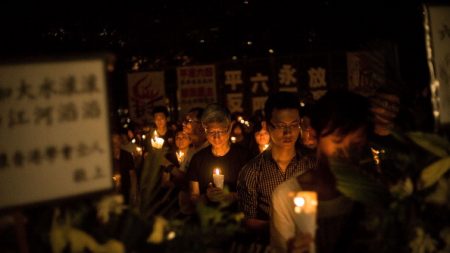 Hong Kong : la police interdit la veillée en mémoire du massacre de la place de Tian’anmen… une première en 30 ans