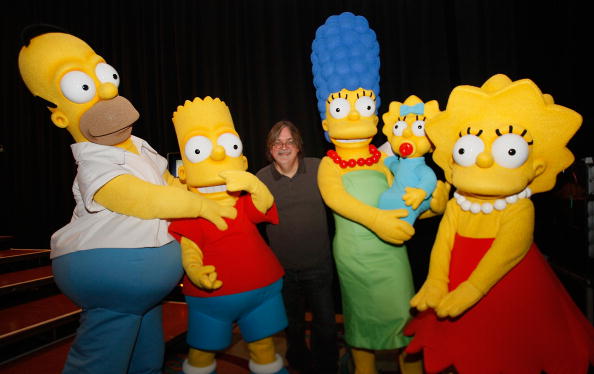 Le créateur Matt Groening au milieu de ses personnages "The Simpsons".  (Photo : Michael Buckner/Getty Images for Fox)