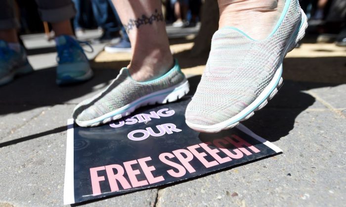 Une femme piétine sur un panneau de liberté d'expression après que le journaliste conservateur Milo Yiannopoulos s'est adressé à une foule de partisans à l'Université de Californie à Berkeley le 24 septembre 2017. (Josh Edelson/AFP/Getty Images)
