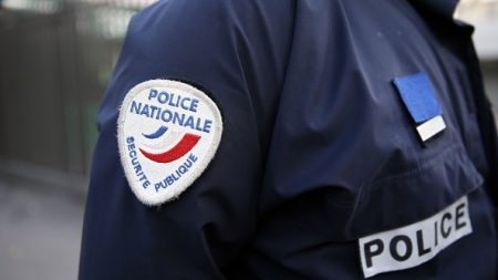[Vidéo] Saint-Denis : les policiers distribuent des bonbons et des ballons licornes à la population pour protester