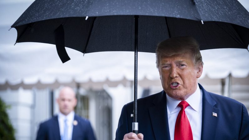 Le président américain Donald Trump s'arrête pour s'adresser aux médias, sous la pluie, sur la pelouse sud de la Maison-Blanche, alors qu'il se prépare à partir à bord du Marine One pour un rassemblement à Tulsa, Okla. à Washington, le 20 juin 2020. (Pete Marovich/Getty Images)