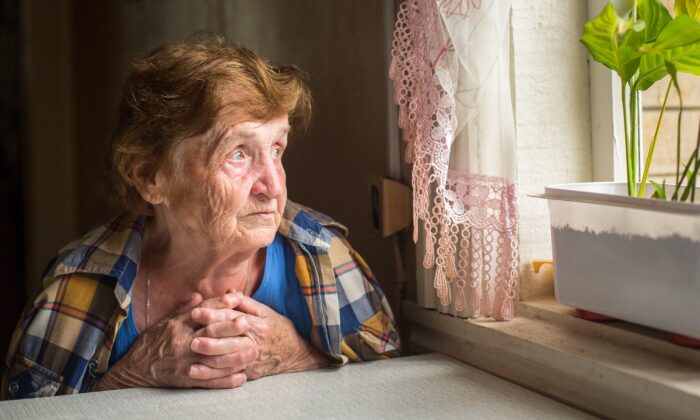 Les personnes âgées sont confrontées à un sentiment d'isolement grave alors que les restrictions d'isolement social liées à la pandémie sont levées pour les autres, mais pas pour elles. (De Visu/Shutterstock)