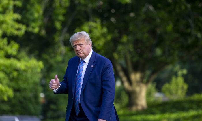 Le président Donald Trump marche sur la pelouse sud de la Maison-Blanche à Washington, le 14 juin 2020. (Tasos Katopodis/Getty Images)