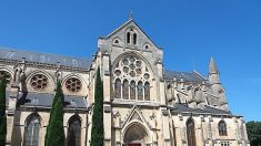 Nîmes : ivre, un individu brise 6 vitraux de l’église Saint-Baudile