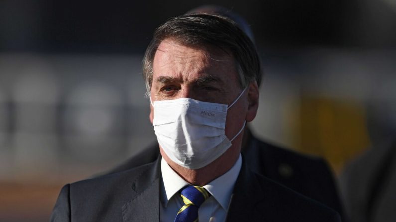 Le président brésilien Jair Bolsonaro arrive à la cérémonie de levée du drapeau avant une réunion ministérielle au palais Alvorada à Brasilia, le 12 mai 2020. (Evaristo Sa/AFP/Getty Images)