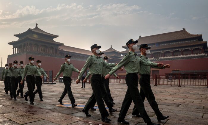 Des soldats de l'Armée populaire de libération (APL) défilent à l'entrée de la Cité interdite lors de la cérémonie d'ouverture de la Conférence consultative politique du peuple chinois (CPPCC) à Pékin le 21 mai 2020. (Nicolas Asfouri/AFP via Getty Images)