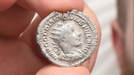 Un Britannique découvre une pièce d’argent romaine vieille de 1800 ans en ramassant des détritus dans un parc