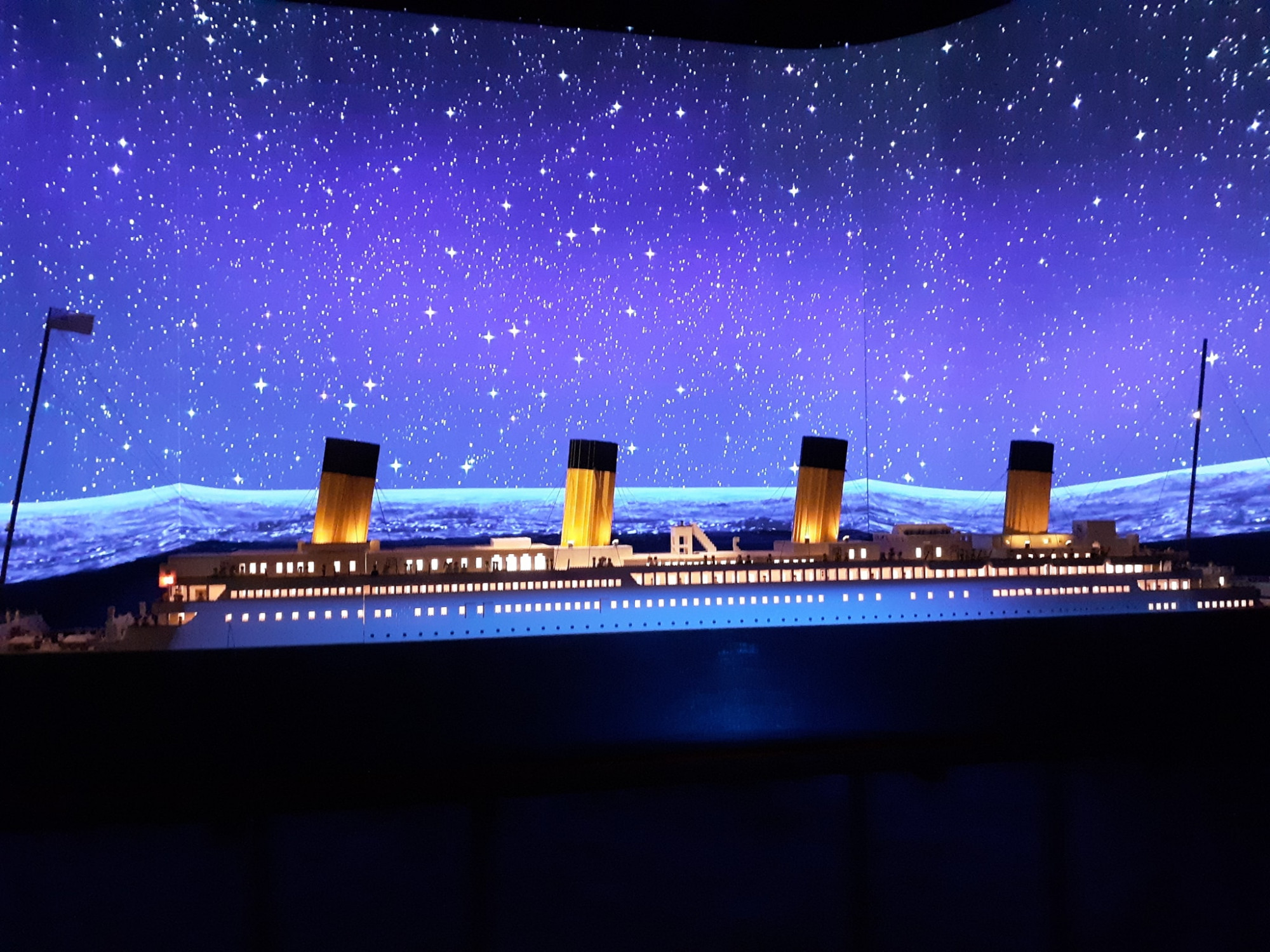 Ce garçon autiste a construit la plus grande réplique du Titanic en Lego