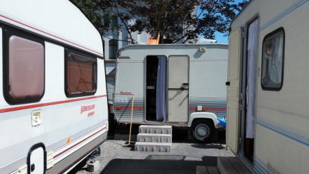 Perpignan : la police coupe les branchements illégaux tirés sur le réseau d’électricité par les gens du voyage