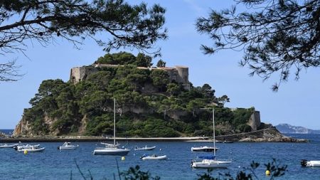 Emmanuel Macron arrivé au Fort de Brégançon pour la pause estivale