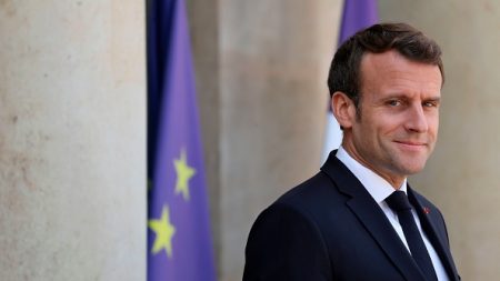 Emmanuel Macron nomme 18 nouveaux préfets et replace plusieurs ex-conseillers