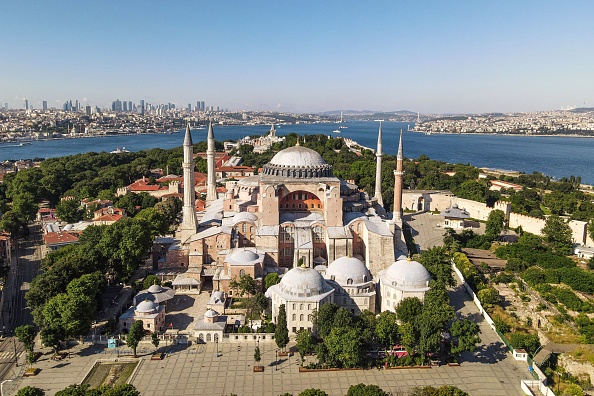- Le plus haut tribunal de Turquie doit rendre le 2 juillet 2020 un verdict critique sur le statut de l'emblématique musée transformé en mosquée puis devenue le musée Sainte-Sophie d'Istanbul. L'édifice du VIe siècle - un aimant pour les touristes du monde entier avec son architecture étonnante. Photo par Ozan KOSE / AFP via Getty Images.