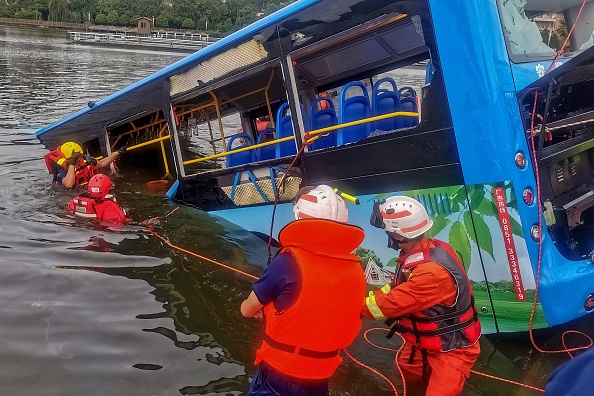 -Des sauveteurs travaillent après qu'un autobus a plongé dans un lac à Anshun, dans la province du Guizhou, dans le sud-ouest de la Chine, le 7 juillet 2020. Photo par STR / AFP via Getty Images.