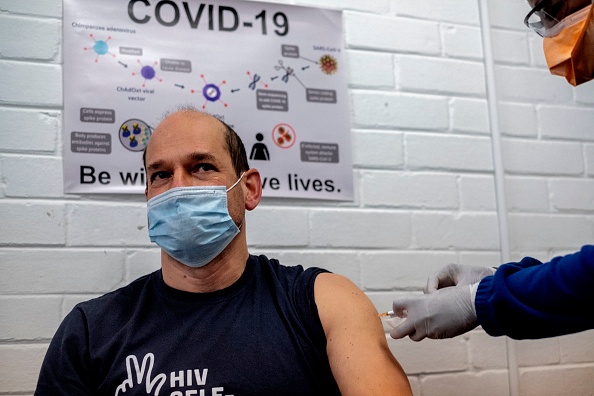 -Six cliniciens principaux à la Faculté des sciences de la santé à l'Université de Wits se sont portés volontaires pour participer au premier essai de vaccin COVID-19 en Afrique du Sud. Photo par Luca Sola / AFP via Getty Images.