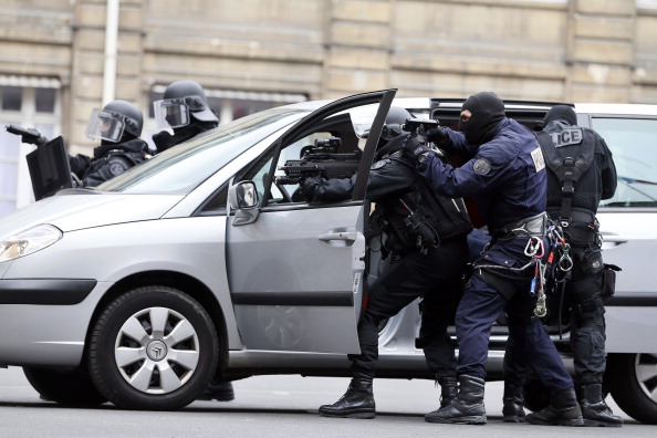 -Illustration- Des policiers français de la Brigade de recherche et d'intervention (BRI) participent à un exercice le 6 octobre 2012 à Paris. Photo KENZO TRIBOUILLARD / AFP via Getty Images.
