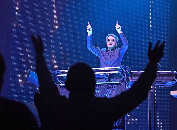 -Le musicien électronique français Jean-Michel Jarre se produit au Radio City Music Hall dans le cadre de sa toute première tournée en Amérique du Nord le 20 mai 2017 à New York. Photo ANGELA WEISS / AFP via Getty Images.