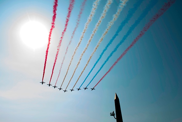 Défilé aérien des Alpha Jets de la Patrouille de France à Paris. (Photo : ERIC FEFERBERG/AFP via Getty Images)