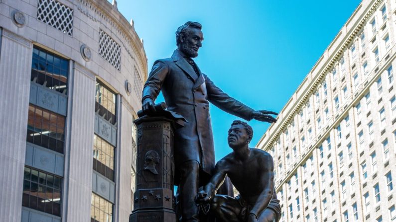 La statue d'Abraham Lincoln, érigée en 1879 par Thomas Ball, à Park Square à Boston, Massachusetts, le 16 juin 2020. (Joseph Prezioso/AFP via Getty Images)