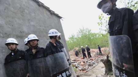 La police pulvérise du poivre sur des propriétaires de Pékin défendant leurs logements