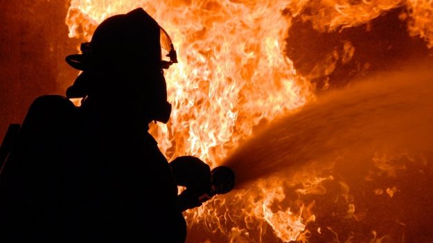 [Vidéo] Martigues: une équipe de pompiers prise au piège par les flammes s’en sort indemne en créant une bulle d’eau autour d’eux