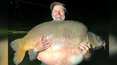 Un pêcheur à la ligne britannique déclare qu’il n’était pas à la recherche d’un record du monde quand il a pêché une énorme carpe de 50kg