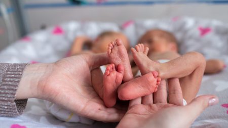 Une mère atteinte d’une infection refuse de suivre les conseils des médecins d’avorter des jumeaux et donne naissance à deux garçons en bonne santé