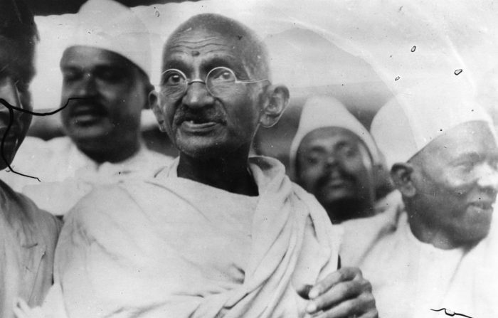 Le Mahatma Gandhi a mené la Marche du sel pour protester contre le monopole d'État sur la production de sel. photo : Central Press/Getty Images