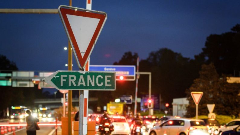 La frontière franco-suisse à Thonex. (Crédit photo FABRICE COFFRINI/AFP via Getty Images)