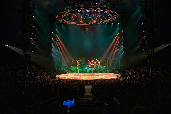 -Des artistes se produisent lors de la première du nouveau spectacle du Cirque du Soleil "TOTEM" le 19 décembre 2019 à Düsseldorf, Allemagne. Photo par Joshua Sammer / Getty Images.