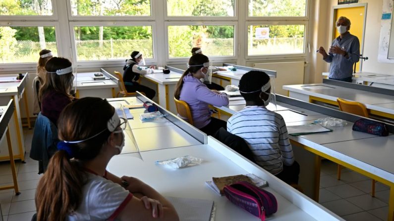 Des collégiens reprennent les cours en mai 2020 au collège Debussy à Angers. ( Crédit photo DAMIEN MEYER/AFP via Getty Images)