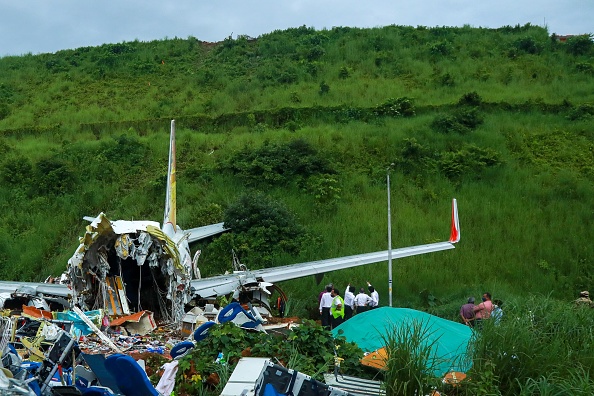 Au moins 18 personnes ont été tuées et plus de 120 blessées lorsqu'un avion de ligne de la compagnie Air India Express a quitté vendredi soir la piste et s'est brisé en deux après avoir atterri en pleine tempête dans le Sud de l'Inde. (Photo by ARUNCHANDRA BOSE/AFP via Getty Images)