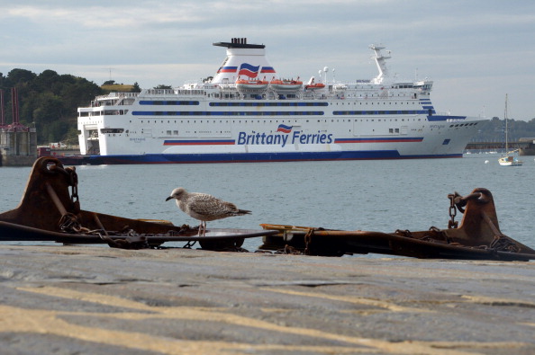 Le "Bretagne", un ferry appartenant à la compagnie française "Brittany Ferries" est amarré au port de Saint-Malo. (Photo : DAMIEN MEYER/AFP via Getty Images)