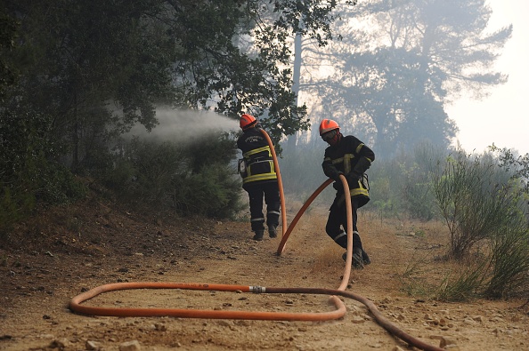 Incendie sur la commune d'Istres, dans les Bouches-du-Rhône, où environ 700 pompiers luttent contre les flammes.   (Photo : FRANCK PENNANT/AFP via Getty Images)