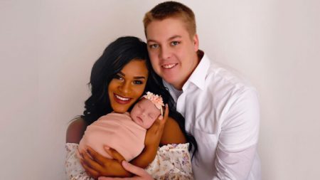 Un couple interracial avec un bébé subit des préjugés haineux : « Nous serons le changement »