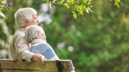 Mari et femme, mariés depuis 80 ans et nés à 4 jours d’intervalle, fêtent ensemble leur 100e anniversaire