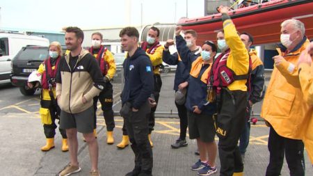 Des pêcheurs irlandais retrouvent 2 planchistes disparues en mer depuis 15 heures en train de se raccrocher à un casier à homards